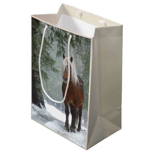 Sac Cadeau Moyen Cheval Brown dans une forêt d'hiver avec chute de (Devant Angle)