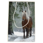 Sac Cadeau Moyen Cheval Brown dans une forêt d'hiver avec chute de (Dos)
