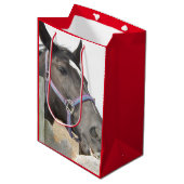 Sac Cadeau Moyen Cheval mignon à mâcher sur une clôture (Devant Angle)