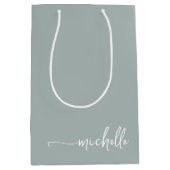 Sac Cadeau Moyen Chic Vert Sage Monogramme Nom Script (Devant)