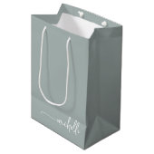 Sac Cadeau Moyen Chic Vert Sauge Monogramme Nom Script (Devant Angle)