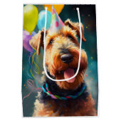Sac Cadeau Moyen Chien Airedale avec casquette d'anniversaire et ba (Dos)