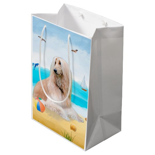 Sac Cadeau Moyen Chien de chien afghan sur la plage (Dos Angle)