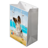 Sac Cadeau Moyen Chien de Papillon sur la plage (Dos Angle)