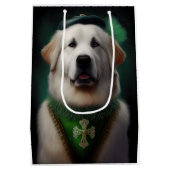 Sac Cadeau Moyen Chien des Pyrénées dans la robe de la Saint Patric (Dos)