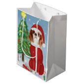 Sac Cadeau Moyen Chien roi Cavalier en neige avec cadeaux de Noël (Devant Angle)