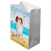 Sac Cadeau Moyen Chien roi cavalier sur la plage (Dos Angle)