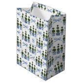 Sac Cadeau Moyen Chinoiserie Arbre Topiaire Bow Bleu (Devant Angle)