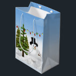 Sac Cadeau Moyen Christmas Snowman<br><div class="desc">Ce sac cadeau de Noël est décoré d'un bonhomme de neige et de lumières de vacances. Ce sac de vacances hiver vient dans une variété de tailles,  choisissez la taille qui vous convient.</div>