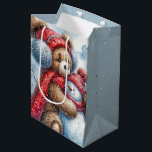 Sac Cadeau Moyen Christmas Teddy Bear et Snowman<br><div class="desc">L'aquarelle d'un ours en peluche en tenue d'hiver rouge embrasse un bonhomme de neige gai dans une forêt enneigée. Le texte peut être modifié ou supprimé.</div>