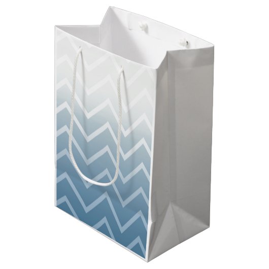Sac Cadeau Moyen Ciel Bleu Chevron Blanc (Devant Angle)