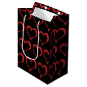 Sac Cadeau Moyen Coeurs rouges sur le motif noir d'amour (Devant Angle)