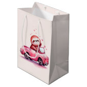 Sac Cadeau Moyen Cute Sloth Driving a Pink Convertible (Devant Angle)