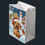 Sac Cadeau Moyen Dachshund Winter Wonderland Christmas Joy<br><div class="desc">Ce design festif reflète l'esprit joyeux de la période des fêtes, avec un adorable petit portant un chapeau de Père Noël. Le chien est niché dans un pays des merveilles hivernales, avec un bonhomme de neige, un sapin de Noël décoré et des cadeaux joliment emballés. Les flocons de neige tombent...</div>
