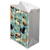 Sac Cadeau Moyen Daisy Paws Parade – Playful Cats & Blooms (Devant Angle)