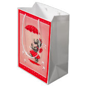 Sac Cadeau Moyen Dame de chien écossaise portant un parapluie (Dos Angle)