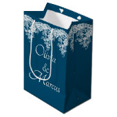 Sac Cadeau Moyen Dentelle Mariage Blanche Sur Bleu (Devant Angle)