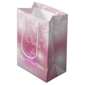 Sac Cadeau Moyen Dentelle mariage Sur Pink Bokeh (Devant Angle)