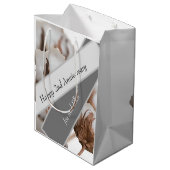 Sac Cadeau Moyen Deuxième anniversaire avec le plante de coton (Dos Angle)