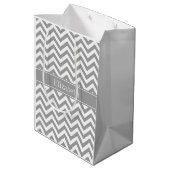 Sac Cadeau Moyen Dk Grey Blanc LG Chevron Dk Grey Nom Monogramme (Dos Angle)