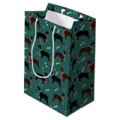 Sac Cadeau Moyen Dobermans rouges et noirs dans Scarves Motif d'hiv (Dos Angle)