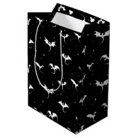 Dragons volants et étoiles sur arrière - plan noir