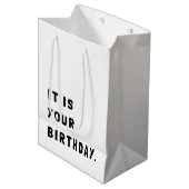 Sac Cadeau Moyen Drôle C'Est Ton Anniversaire (Devant Angle)