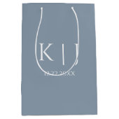 Sac Cadeau Moyen Dusty Blue Monogram Initial Minimal Trendy Wedding (Devant)