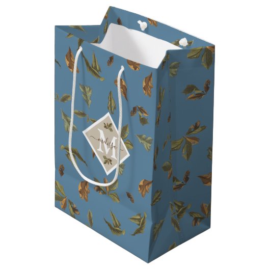 Sac Cadeau Moyen Dusty Blue Rustic Feuilles Brown Monogramme (Devant Angle)