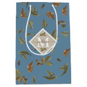 Sac Cadeau Moyen Dusty Blue Rustic Feuilles Brown Monogramme (Devant)