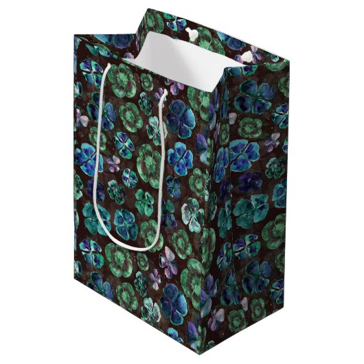 Sac Cadeau Moyen Eau Chanceuse Aquarelle Trèfles Verts  (Devant Angle)