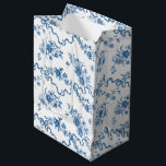 Sac Cadeau Moyen Élégant Roses et rubans bleus gravés Vintages<br><div class="desc">Elégant et romantique bleu gravé roses vintages,  fleurs,  vignes,  feuilles et papillons avec des rubans et arcs entrelacés sur un arrière - plan blanc.</div>