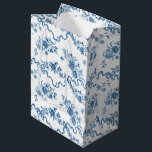 Sac Cadeau Moyen Élégant Roses et rubans bleus gravés Vintages<br><div class="desc">Elégant et romantique bleu gravé roses vintages,  fleurs,  vignes,  feuilles et papillons avec des rubans et arcs entrelacés sur un arrière - plan blanc.</div>