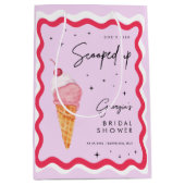 Sac Cadeau Moyen Elle a été scooped up rose et rouge Wavy Retro (Devant)