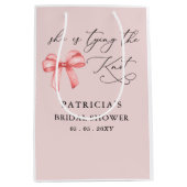 Sac Cadeau Moyen Elle noue le nœud rose Lancement de la mariée (Devant)