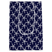 Sac Cadeau Moyen Estarfish blanche sur un arrière - plan bleu marin (Dos)