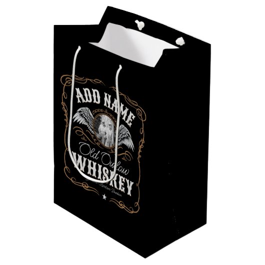 Sac Cadeau Moyen Étiquette de whisky Moonshine ancienne AJOUTER PHO (Devant Angle)