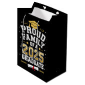 Sac Cadeau Moyen Famille Fière D'Un Diplôme De 2025 (Devant Angle)