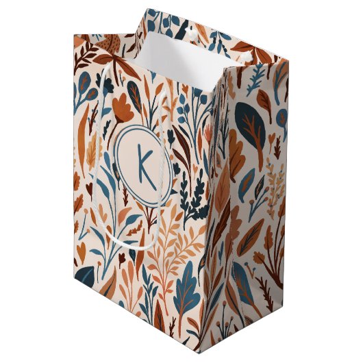 Sac Cadeau Moyen Feuilles de Boho Monogram Automne (Devant Angle)