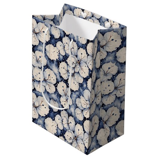Sac Cadeau Moyen Feuilles floraux blancs d'hiver (Devant Angle)
