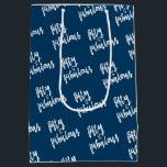 Sac Cadeau Moyen Fifty & Fabulous - Fun Navy Blue 50th Birthday<br><div class="desc">NewParkLane - Fun sac cadeau de 50ème anniversaire, avec la citation "Fifty & Fabulous" dans une amusante typographie script, contre un bleu marine et arrière - plan (la couleur peut être changée en n'importe quelle couleur). Un design simple mais élégant pour un bain de 50 ans ! Découvrez cette collection...</div>