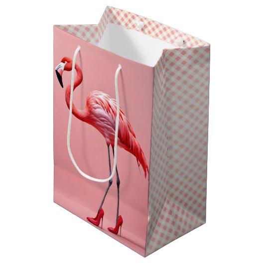 Sac Cadeau Moyen Flamant rose portant des talons rouges hauts (Devant Angle)