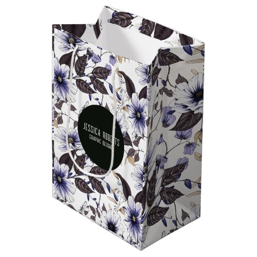 Sac Cadeau Moyen Fleurs bleu clair avec feuilles verts sans soudure (Devant Angle)