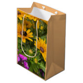 Sac Cadeau Moyen Fleurs de Rudbeckia jaune Pink Phlox et abeille (Devant Angle)