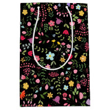 Fleurs sauvages printanières sur fond noir