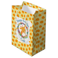 Giraffe mignonne avec une couronne florale Anniver
