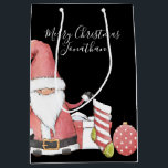 Sac Cadeau Moyen Gnome Père Noël rouge mignonne avec cadeaux de Noë<br><div class="desc">Personnalisé et facile ! Design Père Noël Gnome adorable avec Greeting personnalisé et nom du destinataire sur le devant,  de et nom du donneur sur le dos!</div>