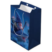 Sac Cadeau Moyen Gnomes Whimsical chevauchant des requins (Devant Angle)