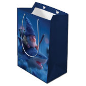 Sac Cadeau Moyen Gnomes Whimsical chevauchant des requins (Dos Angle)