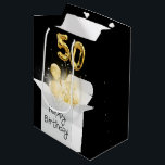 Sac Cadeau Moyen Gold 50th Birthday Balloons en boîte<br><div class="desc">Ballons de fête d'or,  rubans,  et poutres brillantes dans une boîte blanche sur noir pour 50e anniversaire. La couleur arrière - plan noire peut être changée.</div>